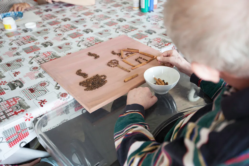 Begleitete kreative Beschäftigung